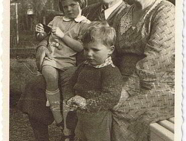 Moritz und Klara Goldmann im Jahr 1939 zusammen mit den Enkeln Ingeborg und Eberhard Schwarz im Garten ihres Hauses in der Eichhornstraße